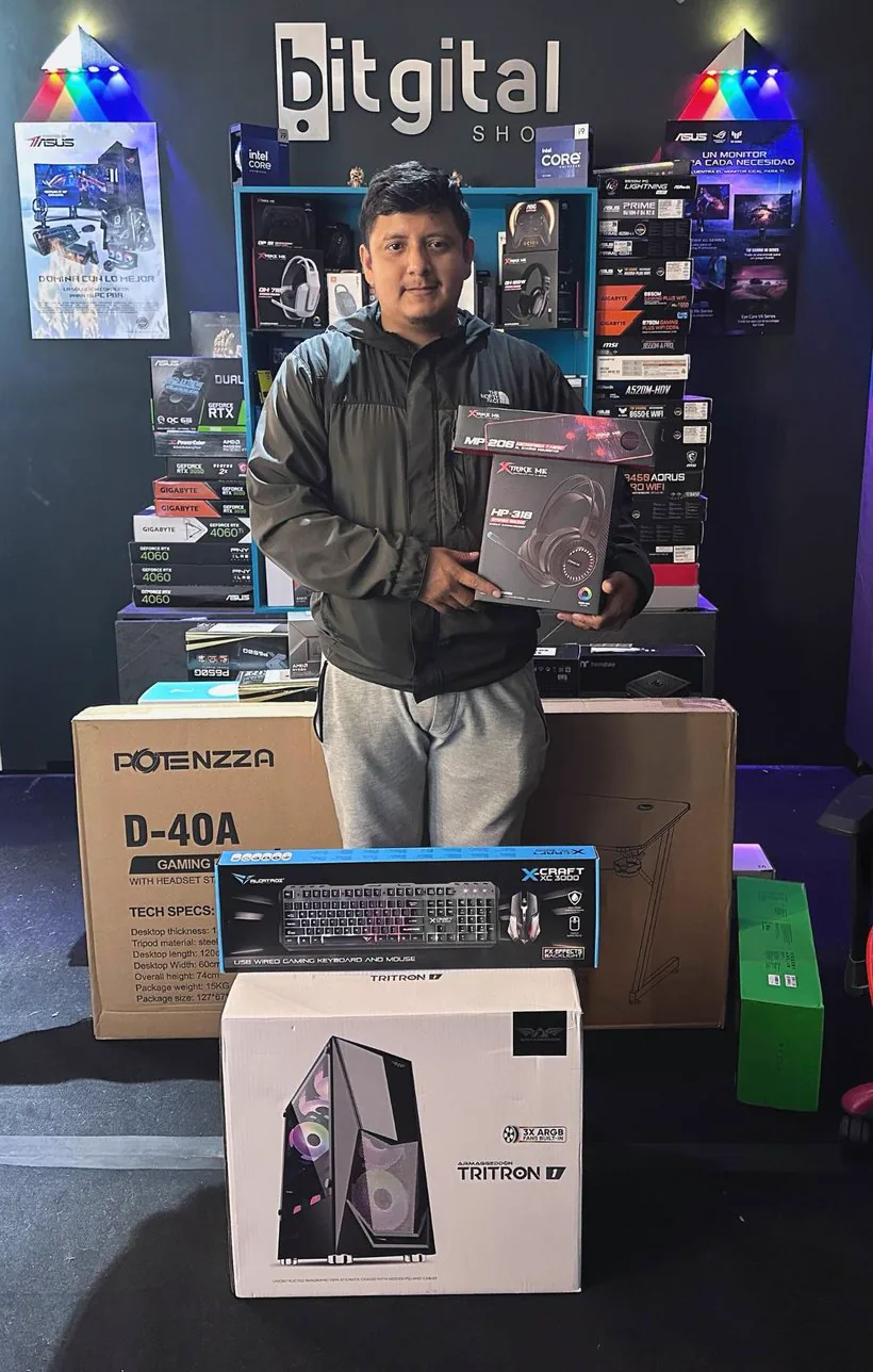 Cliente de BITGITAL en la tienda de Urdesa con su gabinete, teclado, mouse y audífonos recién comprados